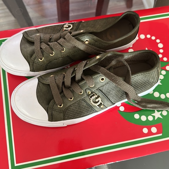 Guess women’s sneaker size 9 - Picture 3 of 3